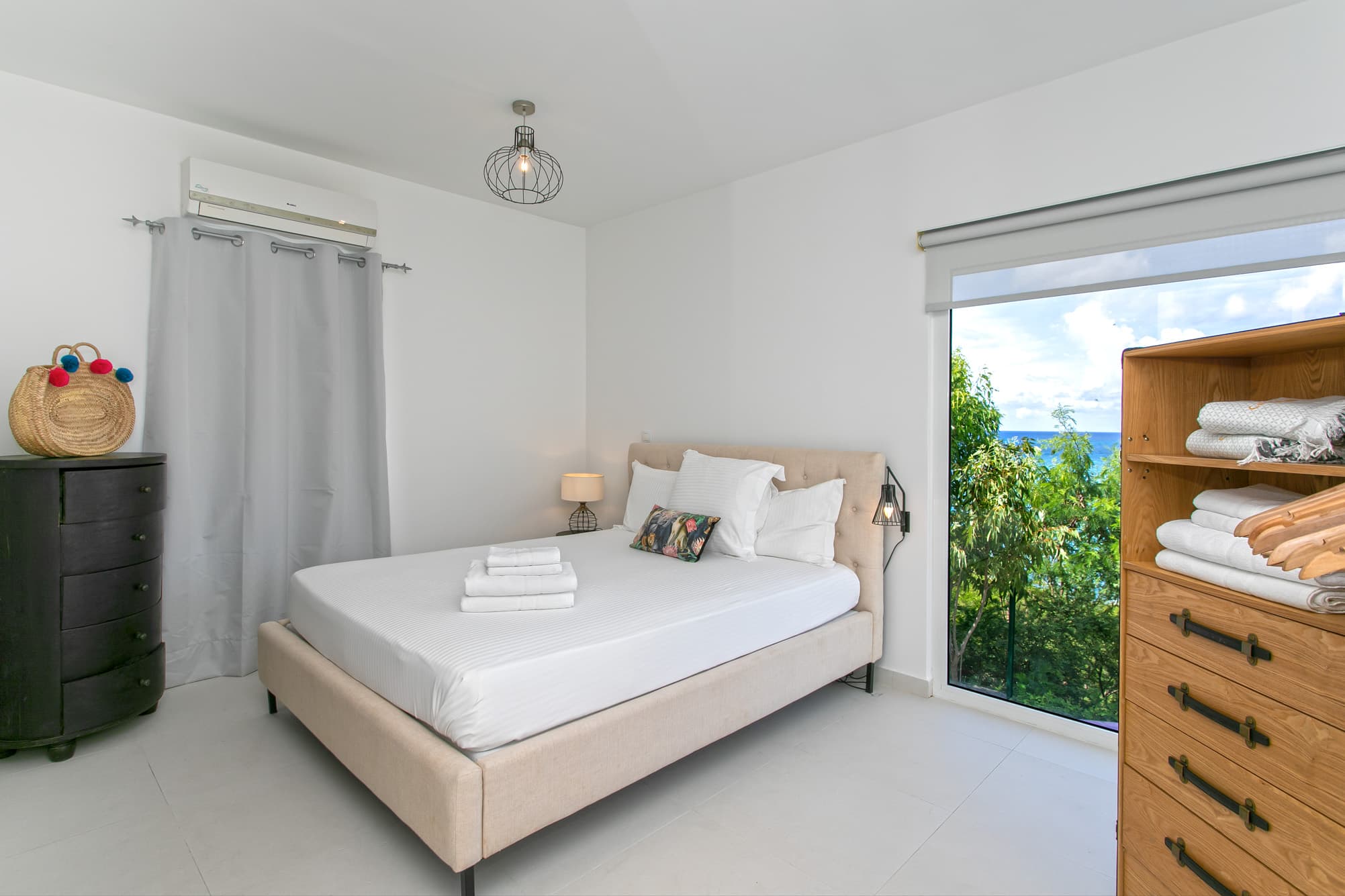 Lagoon apartment master bedroom - holiday rental Indigo Bay