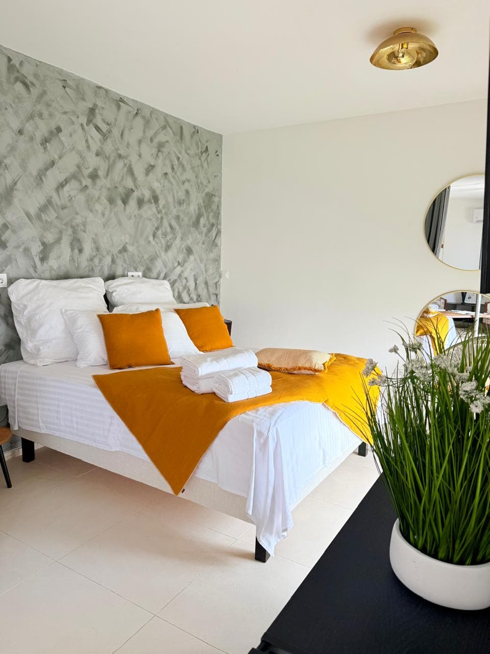 Cosy romantic bedroom - affordable vacation rental Indigo Bay