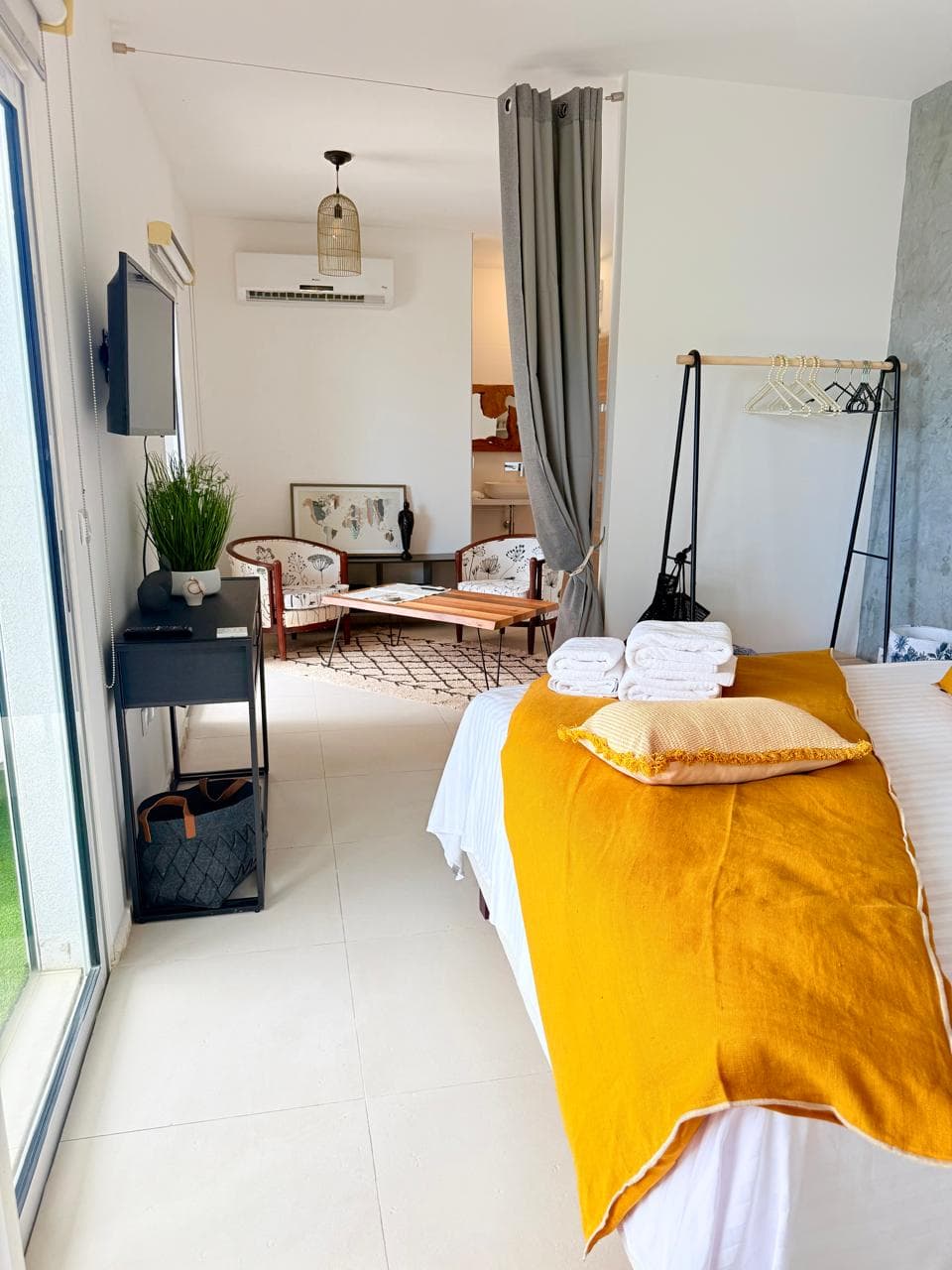 Cosy open plan bedroom and living area - vacation rental Indigo Bay